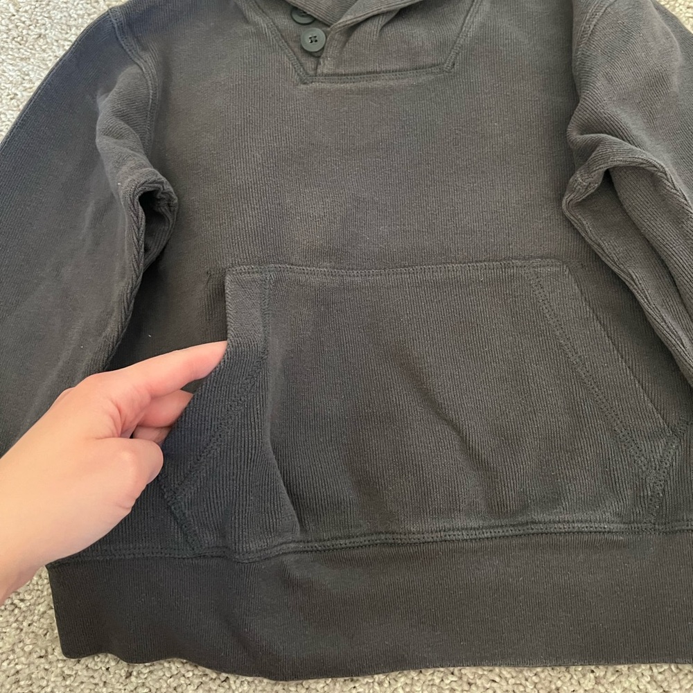 🔘GAP: Boy size M, charcoal pullover sweater w/buttons & front pocket, preowned🔘 - Picture 7 of 10